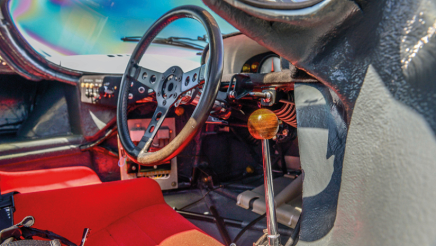O pomo de madeira de balsa na alavanca de velocidades dá um toque de luxo. Esta caraterística particular será usada como um compromisso no magnífico Porsche Carrera GT de 2003. © IXO Collections SAS - Tous droits réservés. 