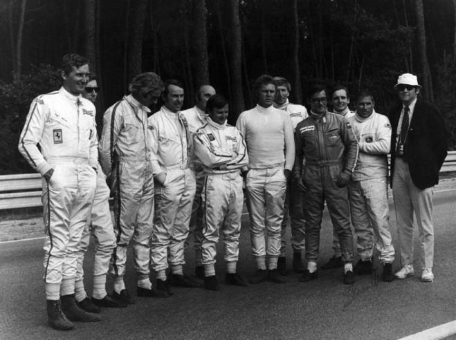 Steve McQueen, ao centro, num fato totalmente branco, e os condutores do Porsche durante as filmagens em 1970. © IXO Collections SAS - Tous droits réservés. 