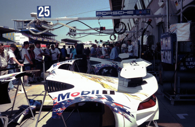 The composite front and rear bonnets of the Porsche 911 GT1 are removed for final checks before the start of the Sarthe marathon. © IXO Collections SAS - Tous droits réservés. 