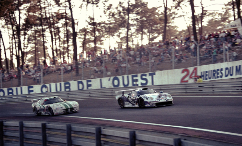 The #25 911 GT1 of Stuck, Wollek and Boutsen leading ahead of the Viper GTS of Alain Cudini, Victor Sifton and John Morton in the Esses. © IXO Collections SAS - Tous droits réservés. 
