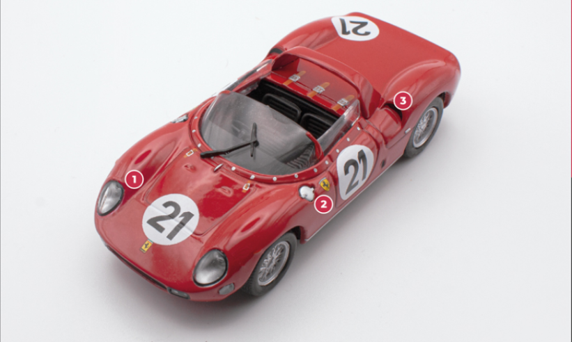 1. La filante carrozzeria disegnata da Pininfarina e realizzata da Fantuzzi sarà utilizzata anche per tutte le evoluzioni successive, compresa la 250 LM, con minime variazioni.2. Lo spazio nel vano anteriore è destinato a radiatori e serbatoi, come rivela la posizione del tappo davanti alla portiera.3. Il cofano è piatto, senza aperture né coperchi trasparenti. Il motore “respira” tramite le due grandi prese d’aria davanti alle ruote.© IXO Collections SAS - Tous droits réservés. 