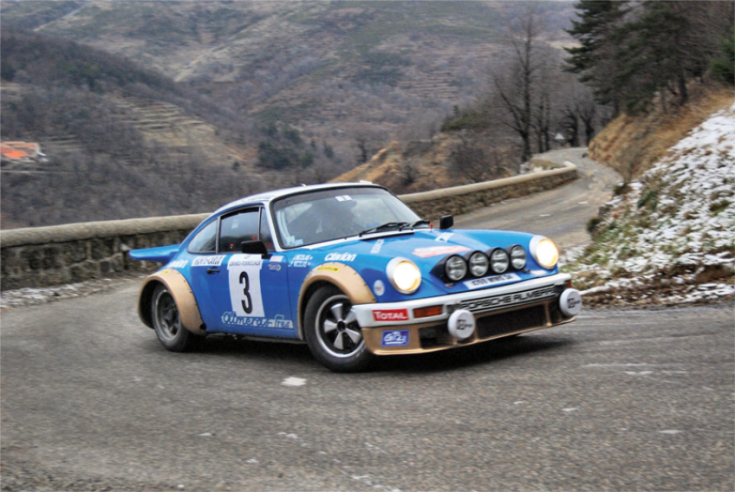 Here the car is seen in a historic event. Note the significantly reduced width of the snow tyres, especially at the rear, and the Fuchs rims at the front. © IXO Collections SAS - Tous droits réservés. 