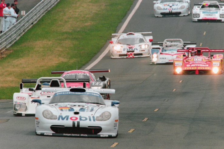 During the 1997 edition, the only WSC-95 followed the Porsche 911 GT1 no. 25 of Stuck/Wollek/Boutsen (already beaten the previous year), itself being chased by one of the Nissan R390s. © IXO Collections SAS - Tous droits réservés. 