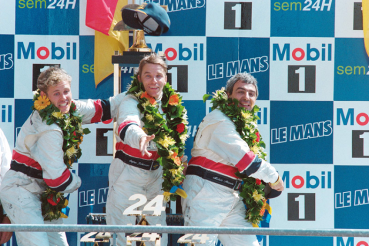 De gauche à droite, Tom Kristensen, Stefan Johansson et Michele Alboreto célèbrent au Mans leur première victoire dans le marathon de la Sarthe, le 15 juin 1997. © IXO Collections SAS - Tous droits réservés.