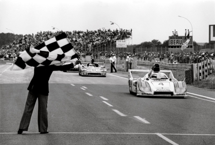 Crossing the finish line of the 1977 24 Hours of Le Mans was Jürgen Barth in the Porsche 936/77, 11 laps ahead of the Mirage GR8! © IXO Collections SAS - Tous droits réservés. 