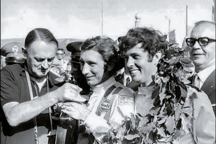 Jo Siffert et Brian Redman pendant la remise des prix de la Targa Florio le 3 mai 1970. Deux semaines plus tard, l’équipe remporte aussi les 1000 km de Spa sur une 917K. © IXO Collections SAS - Tous droits réservés. 