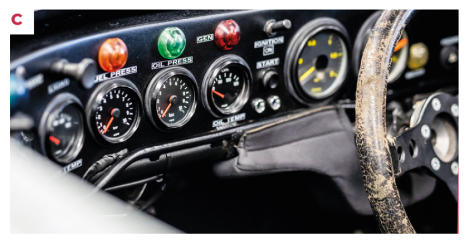 C. Il cruscotto della Porsche 936/81: rispetto ad altri modelli da competizione della casa tedesca, la strumentazione è un po’ meno essenziale e include anche il manometro per la pressione dell’olio © IXO Collections SAS - Tous droits réservés. 
