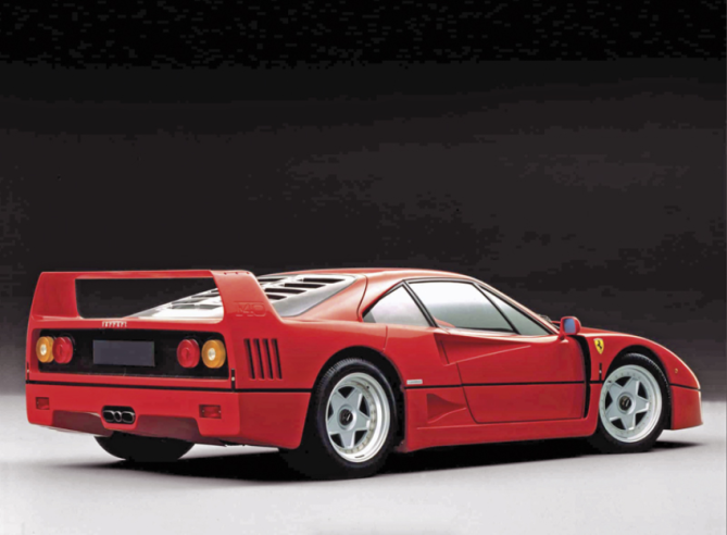 Der Ferrari F40 von 1987 ist eines von Pininfarinas schillerndsten Designs und ein Beispiel seiner langen und erfolgreichen Zusammenarbeit mit Maranello.  © IXO Collections SAS - Tous droits réservés. Crédits photo © Archives & Collections / D.R.