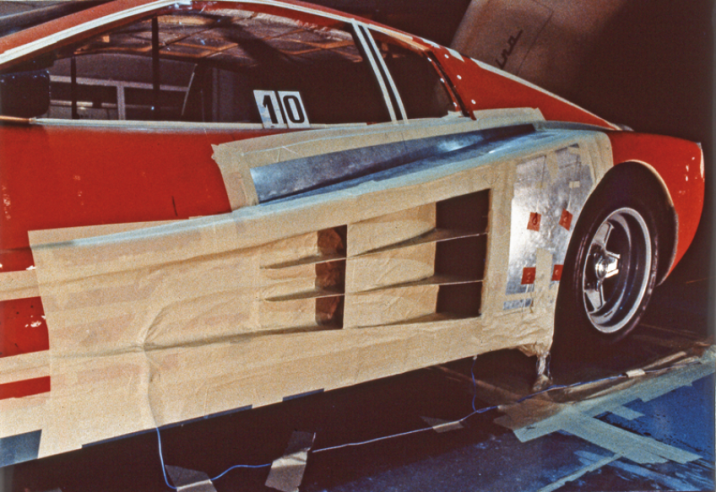 Ab 1972 war Pininfarina einer der wenigen Designer, der über einen aerodynamischen Windkanal im Maßstab 1:1 verfügte. Hier eine Studie des Ferrari Testarossa von 1984. © IXO Collections SAS - Tous droits réservés. Crédits photo © Archives & Collections /D.R.