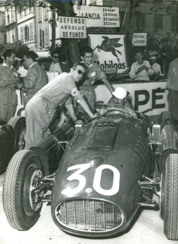 No Grande Prémio do Mónaco de 1955, a Scuderia Lancia saiu em força, colocando em campo quatro monolugares D50. O carro nº 30 é o de Eugenio Castellotti, que terminou em segundo lugar. © IXO Collections SAS - Tous droits réservés. Crédits photo © Lancia D.R.