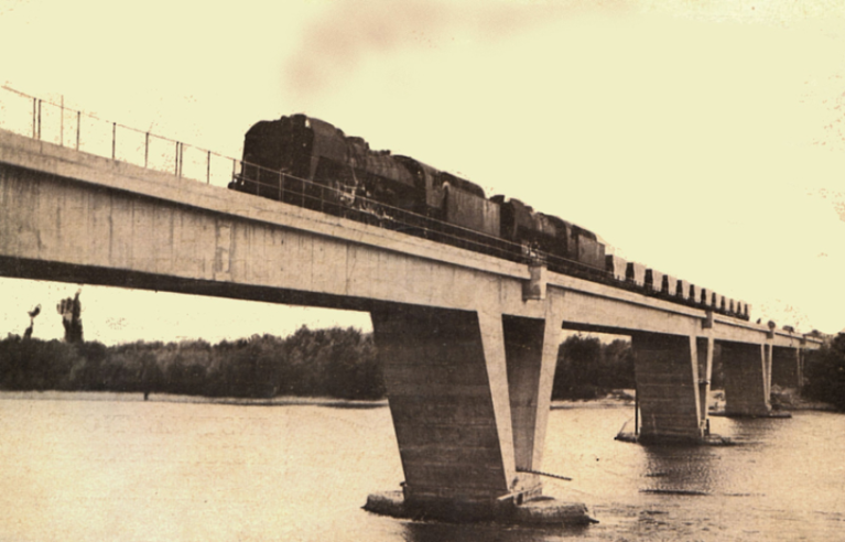 The La Voulte bridge, on the right bank of the Rhône, was the first new SNCF bridge built after the Second World War, linking La Voulte station directly to Livron station (on the left bank). This bridge marks the renewal of the French network and the massive introduction of reinforced concrete.© IXO Collections SAS - Tous droits réservés. Crédits photo © Collection Trainsconsultant-Lamming