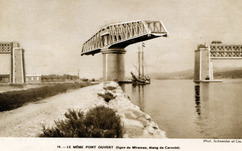 The amazing swing bridge over the Etang de Caronte on the Miramas line that allows the passage of sea vessels equipped with a fixed bridge that would otherwise have to take a kilometre-long journey along the shore lines.  © IXO Collections SAS - Tous droits réservés. Crédits photo © Collection Trainsconsultant-Lamming