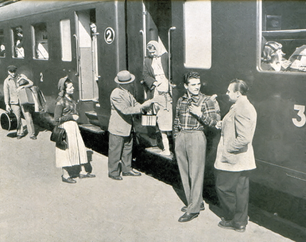 Years 1948-1950 nice historical scene, when the streamlined carriages called "DEV" or "Forestier" came into service on the main lines. Everyone, or almost everyone, wears a hat or a scarf, except a handsome young man with broad shoulders and a flashy shirt, whose hair owes much to brillantine.© IXO Collections SAS - Tous droits réservés. Crédits photo © Collection Trainsconsultant-Lamming