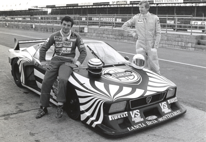Graças à equipa de Riccardo Patrese (à esquerda) e Walter Rörhl, o Lancia Beta Montecarlo vence o Campeonato do Mundo de Construtores de 1979 na classe de menos de 2 litros. © IXO Collections SAS - Tous droits réservés. Crédits photo © Lancia D.R.