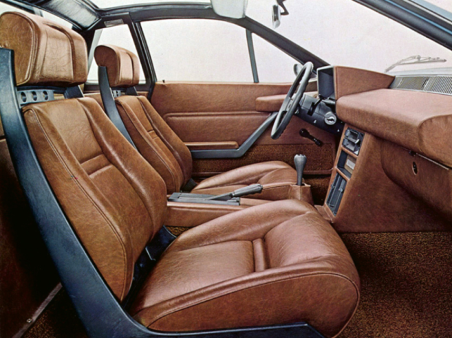 O habitáculo de dois lugares é moderno, mas os seus acabamentos não são tão sofisticados como os de alguns dos Lancia mais antigos. © IXO Collections SAS - Tous droits réservés. Crédits photo © Lancia D.R.