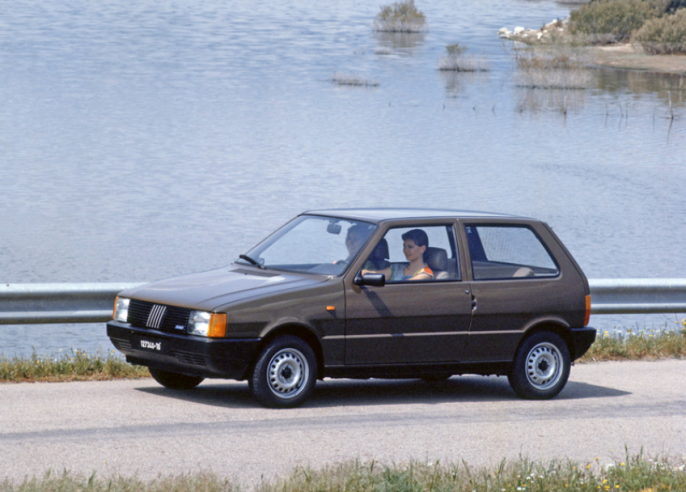 Con 11 millones de unidades vendidas entre 1983 y 1995, el pequeño Uno es el mayor éxito comercial de la historia de Fiat.  © IXO Collections SAS - Tous droits réservés. Crédits photo © Lancia D.R.