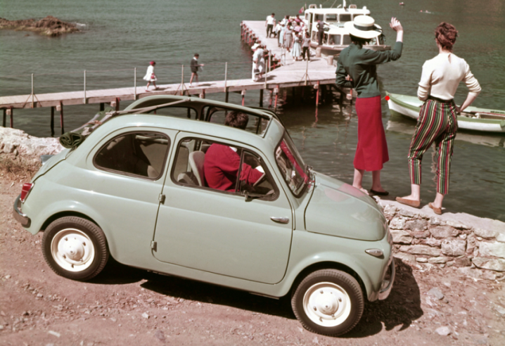 Uno de los coches familiares más populares de todos los tiempos es el Fiat 500. Más de 80 años después de su lanzamiento, sigue siendo uno de los grandes modelos clásicos de la empresa turinesa.  © IXO Collections SAS - Tous droits réservés. Crédits photo © Lancia D.R.