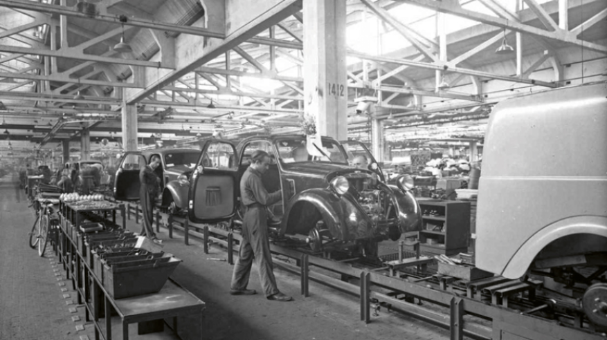 La línea de montaje del Fiat 500 Topolino, después de la guerra, en las históricas instalaciones de Mirafiori, en las afueras del sur de Turín. © IXO Collections SAS - Tous droits réservés. Crédits photo © Lancia D.R.