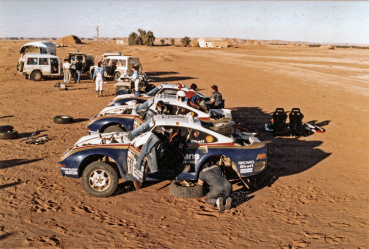 Nella foto, le tre 959 ufficiali che Porsche schiera nell’edizione 1986 della Parigi-Dakar, e che si piazzano prima, seconda e sesta. © IXO Collections SAS - Tous droits réservés. 
