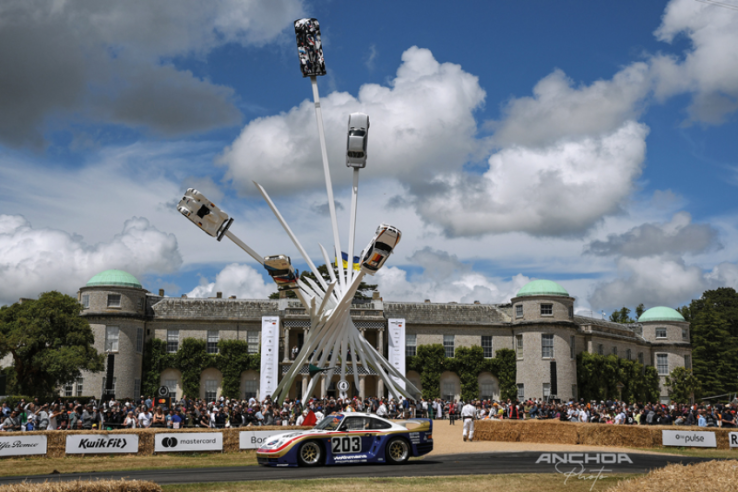 La 961 del Museo Porsche sfila in occasione del Festival of Speed di Goodwood del 2022. Livrea e numero di gara sono gli ultimi che ha “indossato” in gara, alla 24 Ore di Le Mans del 1987. © IXO Collections SAS - Tous droits réservés. 