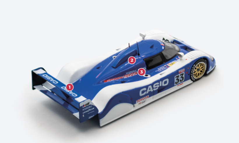 1. L’ala posteriore biplano è progettata per aumentare l’efficacia dell’estrattore posteriore.2. Il motore 3.5 a 10 cilindri che Toyota sviluppa per la TS010 ha un angolo tra le bancate di 72°. Può arrivare a 700 CV, ma per le gare più lunghe viene regolato a 600 CV. 3. La scocca è in fibra di carbonio con motore e cambio imbullonati direttamente.© IXO Collections SAS - Tous droits réservés. 