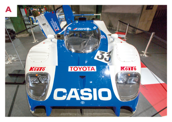 A. Le tre vetture schierate dal Toyota Team Tom’s hanno colorazioni diverse. Quella che arriva seconda è blu/bianca sponsorizzata Casio, le altre sono bianca/rossa e bianca/azzurra con le grafiche di Nippondenso e Zent.© IXO Collections SAS - Tous droits réservés. 