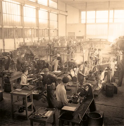 Die jungen (sogar sehr jungen!) Auszubildenden des Lehrlingszentrums Moulin-Neuf (Nordnetz), gesehen in den 1960er Jahren. Damals verließen sie die Grundschule und machten bei der SNCF ein CAP als Schlosser, das immer nützlich war, falls sie nicht „bei der Eisenbahn“ angestellt wurden, was sehr selten vorkam. Danach machen sie eine Karriere in den Werkstätten und können sogar Fahrer und später Lokführer werden.© IXO Collections SAS - Tous droits réservés. Crédits photo ©&nbsp;Collection Trainsconsultant-Lamming