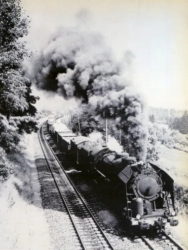 Lokomotive Typ 141-R im Einsatz beim Transport unendlicher „RO“-Güterwagen. Hier abgebildet auf der Rampe von St-André-le-Gaz nach Chabons, 1967.© IXO Collections SAS - Tous droits réservés. Crédits photo : Document Romouil - Archives du réseau du Nord.