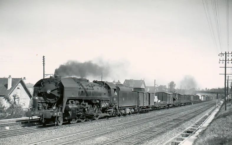Güterzüge in den 1950er und 1960er Jahren bestanden hauptsächlich aus Güterwagen, die dafür sorgten, dass Pakete an jedem Bahnhof identifiziert und entladen werden konnten – eine undankbare Aufgabe. Der Lkw mit seiner Flexibilität und Geschwindigkeit würde diesen Verkehr endgültig von der Schiene verdrängen.© IXO Collections SAS - Tous droits réservés. Crédits photo ©&nbsp;Collection Trainsconsultant-Lamming