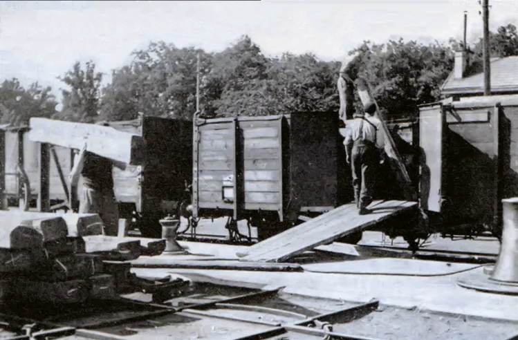 Das Be- und Entladen der Kipper erfolgte normalerweise mit Kränen … aber über ein Jahrhundert lang wurden stattdessen oft die Schultern und Arme der „Arbeiter“ eingesetzt. © IXO Collections SAS - Tous droits réservés. Crédits photo ©&nbsp;Collection Trainsconsultant-Lamming