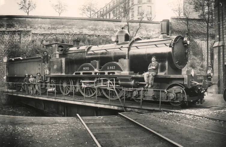Eine sehr schöne Fotografie einer Lokomotive „Atlantic Nord“, Nr. 2.663. Serie 2.643 bis 2.675, gesehen im Depot La Chapelle um 1905, stehend vor der Mauer der Rue Marcadet in Paris.© IXO Collections SAS - Tous droits réservés. Crédits photo : Document Romouil - Archives du réseau du Nord.