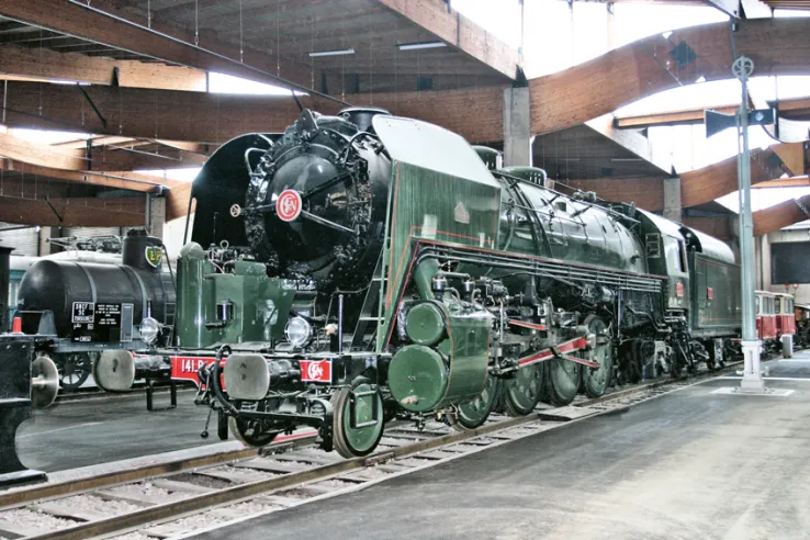 Erweisen wir der 141-R-1187 der Cité du Train in Mulhouse, dem ehemaligen französischen Eisenbahnmuseum, Tribut, die von den Werkstätten des SNCF-Depots in Nevers nach einer langen und aktiven Karriere, die in Le Mans begann und in Lyon (Vénissieux) endete, prächtig restauriert wurde. Sie wurde für unsere Sammlung ausgewählt. © IXO Collections SAS - Tous droits réservés. Crédits photo ©&nbsp;Collection Trainsconsultant-Lamming