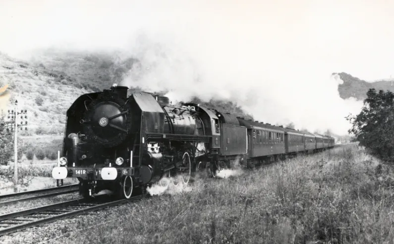Lokomotive Nr. 141-R-1187, Baureihen 141-R-1 bis 141-R-1340 in 1975, in perfektem Betriebszustand, vor einem Vereinszug, kurz vor ihrer Außerdienststellung.© IXO Collections SAS - Tous droits réservés. Crédits photo :Photo J-H. Renaud.