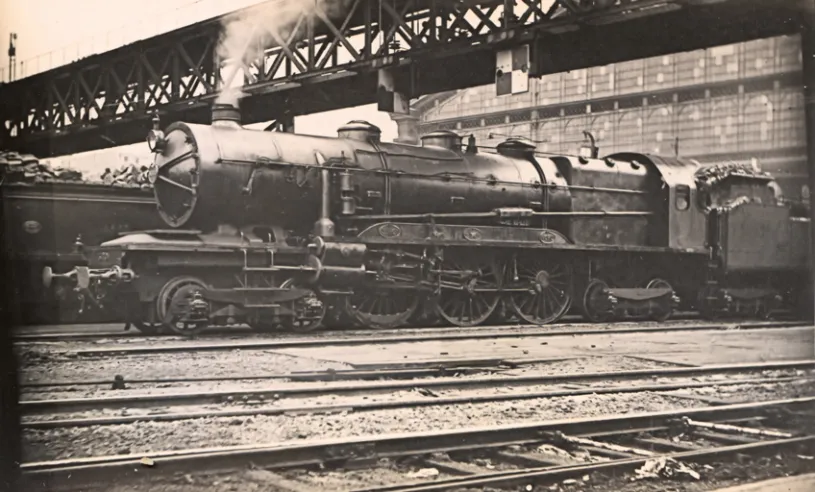 Lokomotive Typ 232, Nr. 3 1101, Baureihe 3.1101 bis 3.1102, gesehen 1911 am Gare du Nord (oben) und an einem Bahnhof des Netzes (unten). Diese prächtige Maschine zieht immer noch Eisenbahner und Liebhaber an, außergewöhnlich wegen ihrer reinen und klaren Linie und ihren vier identischen Drehgestellen für die Maschine und ihren Tender. © IXO Collections SAS - Tous droits réservés. Crédits photo : Document Romouil - Archives du réseau du Nord.