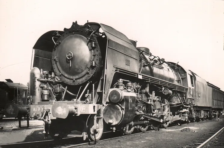 Ein schöner 141-R, der seine Nummer verbirgt, aber vier Antriebsachsen mit Speichenrädern und eine hintere Delta-Bissel hat. Zweifellos in glänzender und nicht in mattschwarzer Lackierung ist dieses „R“ in einem Depot zu sehen.© IXO Collections SAS - Tous droits réservés. Crédits photo ©&nbsp;Collection Trainsconsultant-Lamming