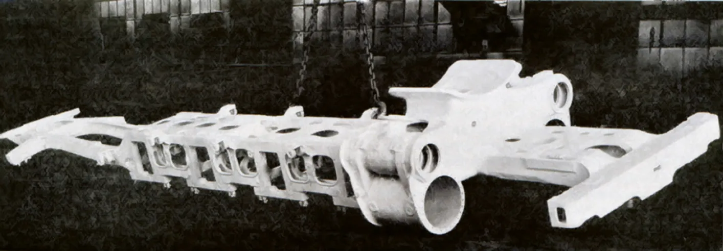 Das berühmte, aus einem Stück gegossene Fahrgestell, mit Zylinder, das bei 200 141-R-Lokomotiven der zweiten Serie verwendet wurde. Dieses Meisterwerk der Gießereitechnik wiegt rund 18 Tonnen und ist 11 Meter lang.© IXO Collections SAS - Tous droits réservés. Crédits photo ©&nbsp;Collection Trainsconsultant-Lamming