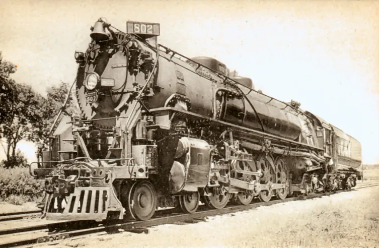 Lokomotive Typ 242 „FEF“. Es handelt sich um die Nr. 802, die in 1937 für das sehr umfangreiche Netz der Union Pacific gebaut wurde. Sie hat bereits die Boxpok-Räder und Vollgummiräder der späteren 141-R sowie einen mit Rohrleitungen und Nebenaggregaten überladenen Kessel.© IXO Collections SAS - Tous droits réservés. Crédits photo ©&nbsp;Collection Trainsconsultant-Lamming