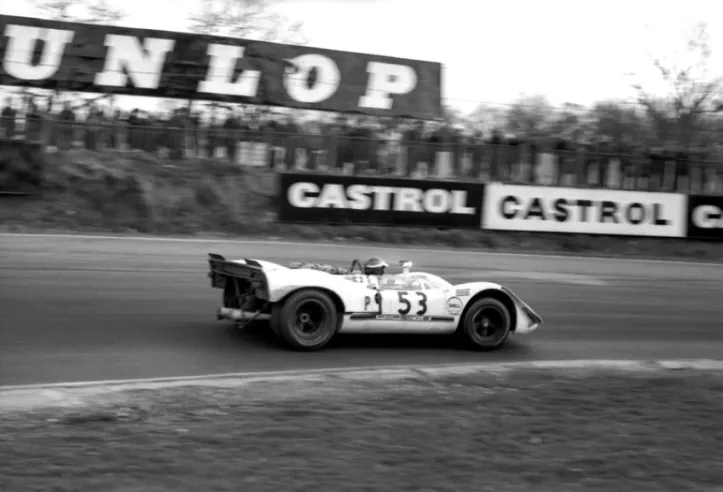 The 908/02 of Jo Siffert and Brian Redman, winners of the 6 Hours of Brands Hatch (England) in 1969 before two other identical Porsches. © IXO Collections SAS - Tous droits réservés.&nbsp;