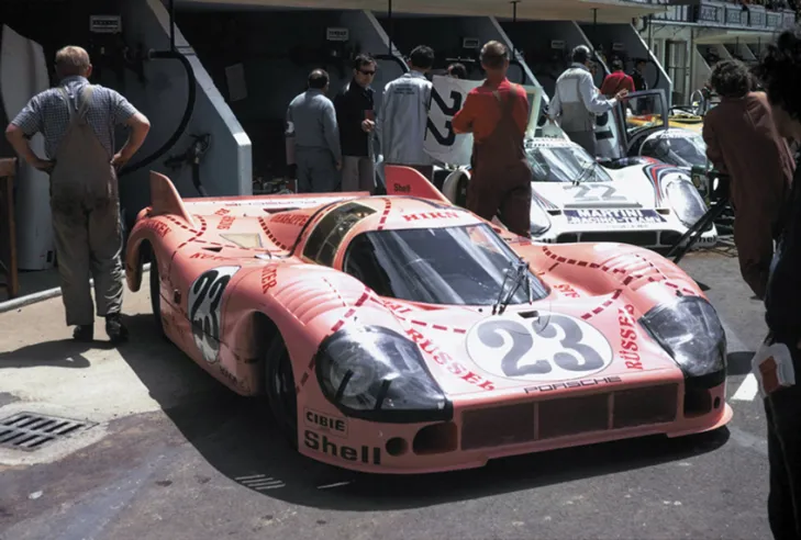 O 917/20 de Reinhold Joest e Willi Kauhsen em curva no Circuit de la Sarthe, na tarde de 12 de junho de 1971.© IXO Collections SAS - Tous droits réservés.&nbsp;