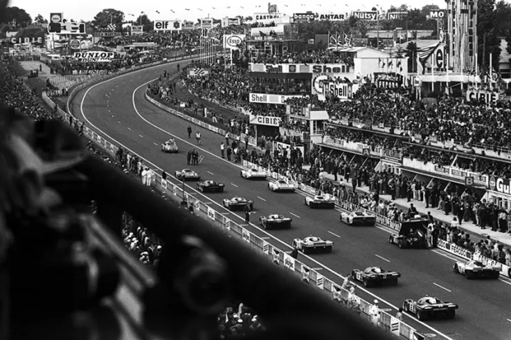 O início das 24 Horas de Le Mans de 1971: o Porsche 917/20 ocupa o sétimo lugar da grelha de partida na qualificação.© IXO Collections SAS - Tous droits réservés.&nbsp;