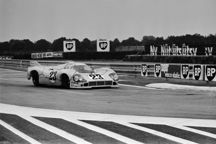 O 917/20 é identificado pelas suas linhas arredondadas e pela sua pintura original e única. Atrás dele, o Porsche 917 K, vencedor da edição de 1971 das 24 Horas de Le Mans.© IXO Collections SAS - Tous droits réservés.&nbsp;