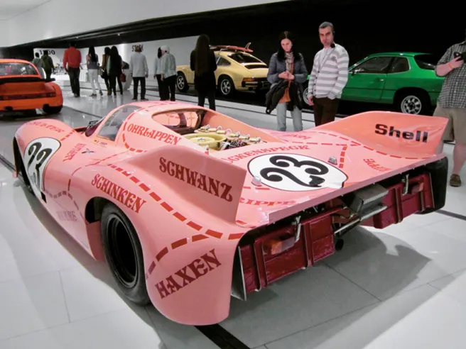 A imponente traseira do “Pink Pig” é notável pela sua curiosa decoração que evoca os diferentes cortes de carne de porco.© IXO Collections SAS - Tous droits réservés.&nbsp;