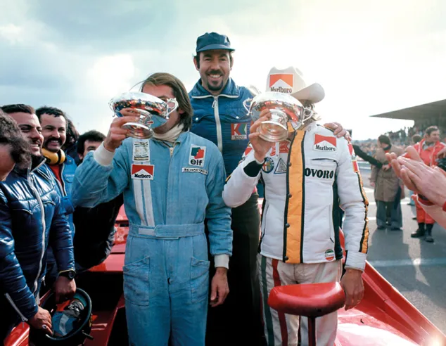 Em cima, Reinhold Joest, fundador da equipa Joest Racing. Em baixo, Willi Kauhsen (ao centro) na cerimónia de entrega de prémios dos 1000 km de Dijon de 1975.© IXO Collections SAS - Tous droits réservés.&nbsp;