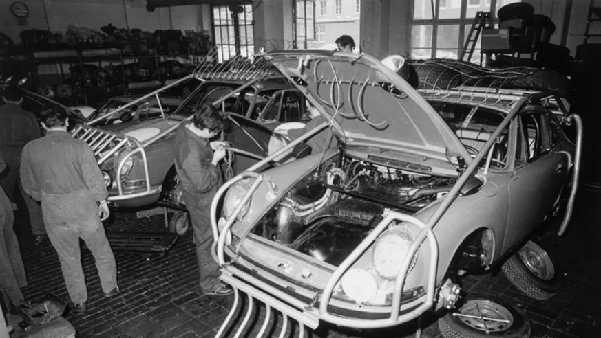 Dois dos 911 destinados ao Rali Londres-Sidney foram preparados em Zuffenhausen. Observe os reforços tubulares em redor da carroçaria e os reforços no interior da carroçaria.© IXO Collections SAS - Tous droits réservés.&nbsp;