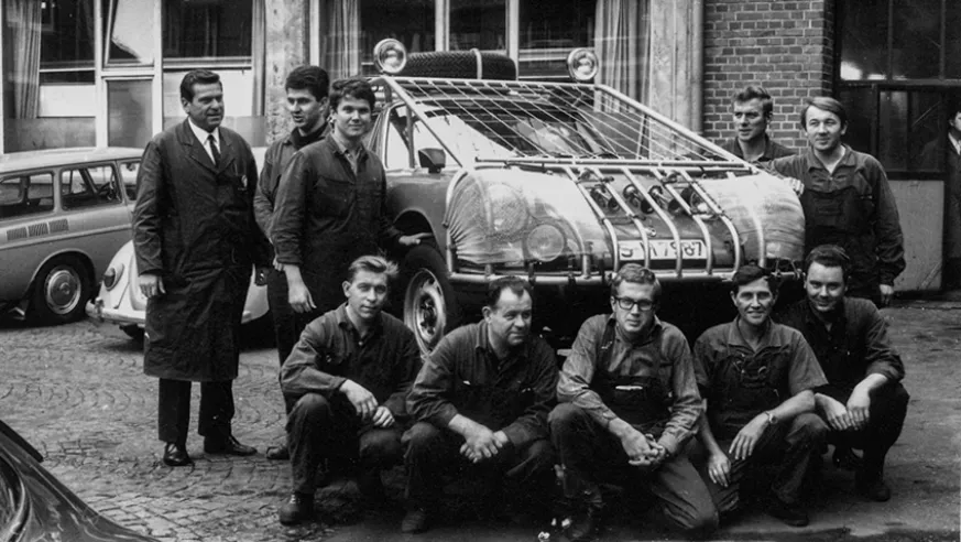 Esta equipa de mecânicos e engenheiros da Porsche realizou a preparação especial do 911 S confiada ao campeão polaco Sobieslaw Zasada. O mesmo equipamento foi instalado nos outros dois 911 privados.© IXO Collections SAS - Tous droits réservés.&nbsp;