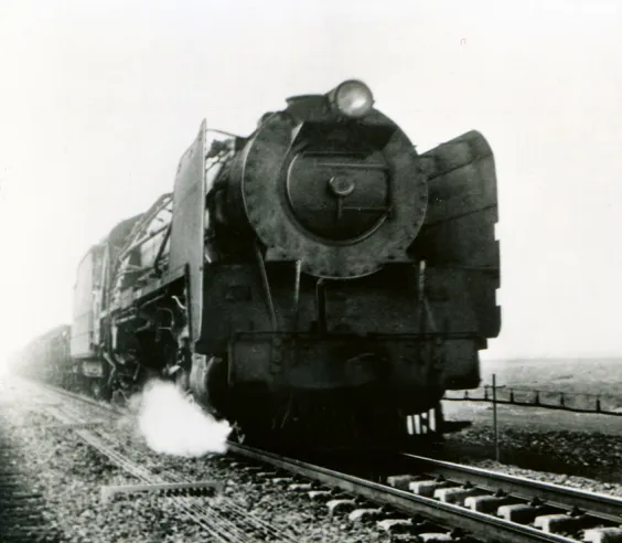 Eine Lokomotive des Typs 241 aus Südafrika, Teil der berühmten 15F-Serie, hier in 1943. Eleganz und Prestige .© IXO Collections SAS - Tous droits réservés. Crédits photo : Document STEDEF.