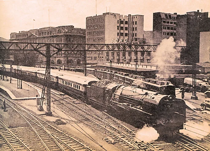 Ein 15F vor dem „Blauen Zug“ aus dem Jahr 1950. Dieser Zug ist nicht mit dem „Train Bleu“ der CIWL zu verwechseln, der an der französischen Côte d'Azur eingesetzt wird. © IXO Collections SAS - Tous droits réservés. Crédits photo: Document North British Locomotive.