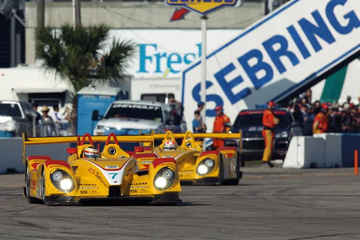 Un fotogramma dell’Acura Sports Car Racing di St. Petersburg 2007, con la RS Spyder Evo Penske di Romain Dumas e Timo Bernhard seguita da una di quelle del team Dyson. © IXO Collections SAS - Tous droits réservés.&nbsp;