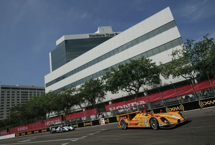 Un fotogramma dell’Acura Sports Car Racing di St. Petersburg 2007, con la RS Spyder Evo Penske di Romain Dumas e Timo Bernhard seguita da una di quelle del team Dyson.© IXO Collections SAS - Tous droits réservés.&nbsp;