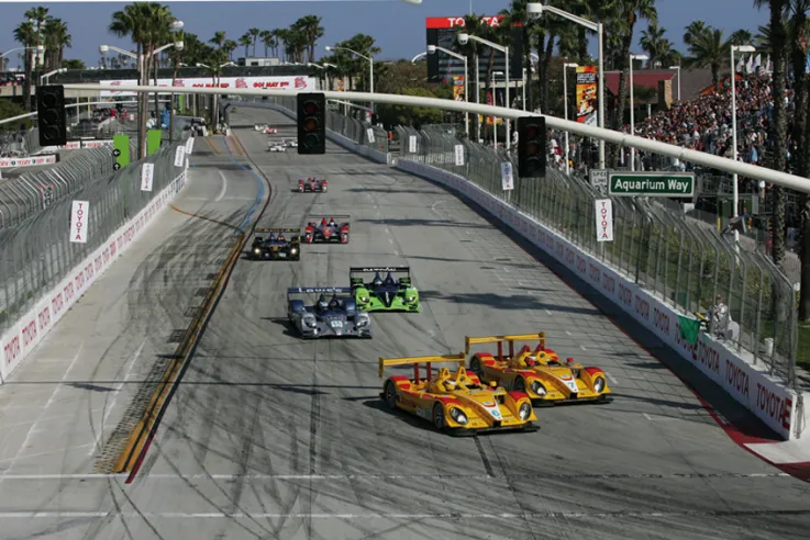 Long Beach 2008: duello in staccata tra le due Porsche RS Spyder Evo del team Penske, con il n. 6 e il n. 7. Si classificheranno rispettivamente quinta e quarta.© IXO Collections SAS - Tous droits réservés.&nbsp;